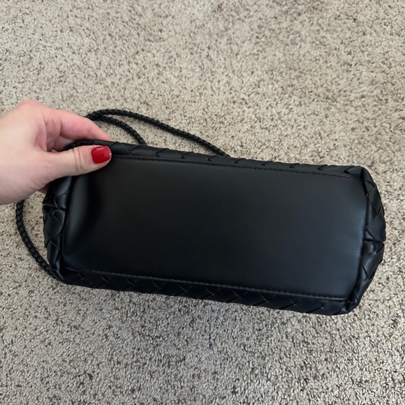 Elegant Black Woven Handbag - Picture 4 of 7